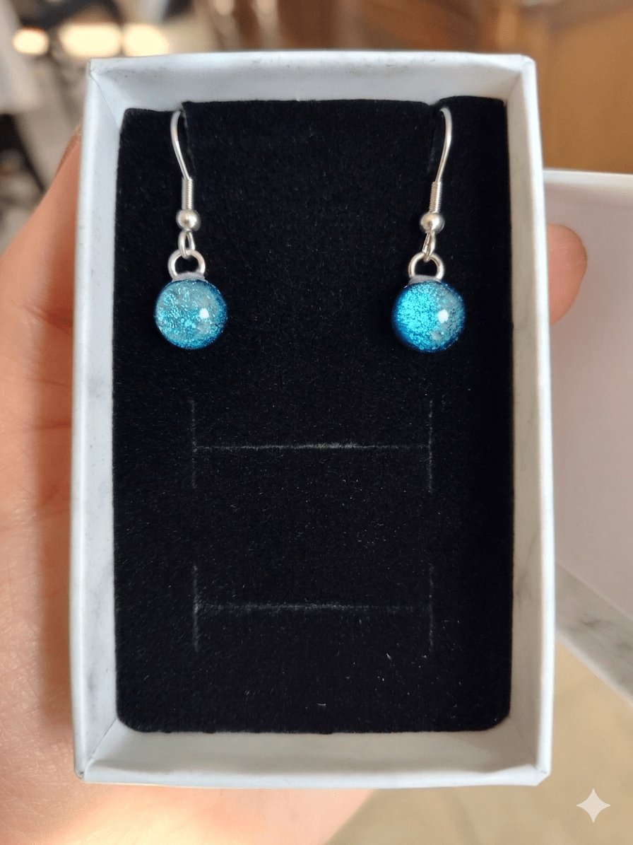 A completely new style of glass earrings.